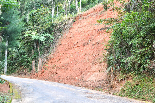 Эрозия на обочине дороги
