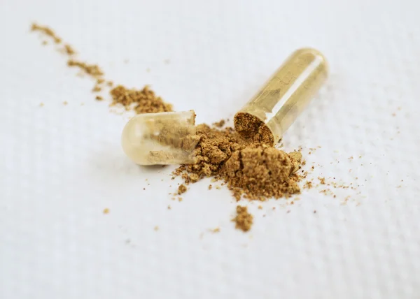 Una píldora abierta de suplemento de guaraná — Foto de Stock