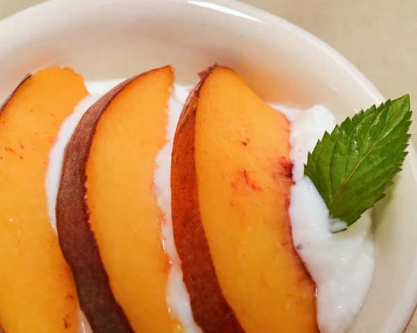 Персик и йогурт — стоковое фото