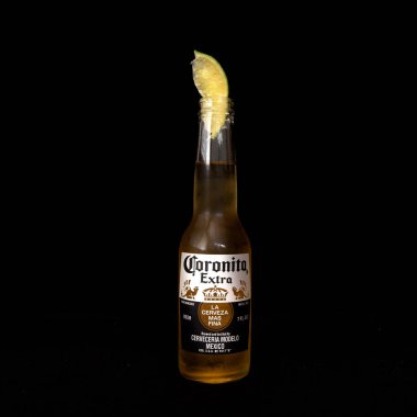 Davis, CA 'den. 18 Ağustos 2020: Siyah arka planda bir şişe Corona birası ve bir dilim limonla servis edildi