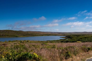 Abbotts Gölü bulutlu bir gökyüzünde uzaktan izlendi.