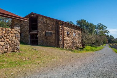 Sonoma, CA, ABD, 2020-02-23. Baharda Robert Louis Stevenson Eyalet Parkı tarihi tuğla binalar, bir patika ve çiçekler gösteriyor.    
