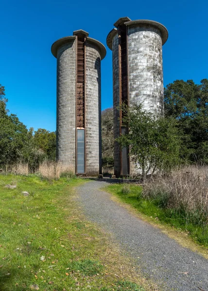 春にはロバート ルイス スティーブンソン州立公園があり 給水塔が見える — ストック写真