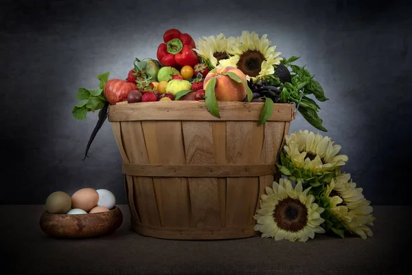 Kalifornien Mittsommerprodukte Und Eier Korb Vor Grauem Hintergrund Und Dekoriert — Stockfoto