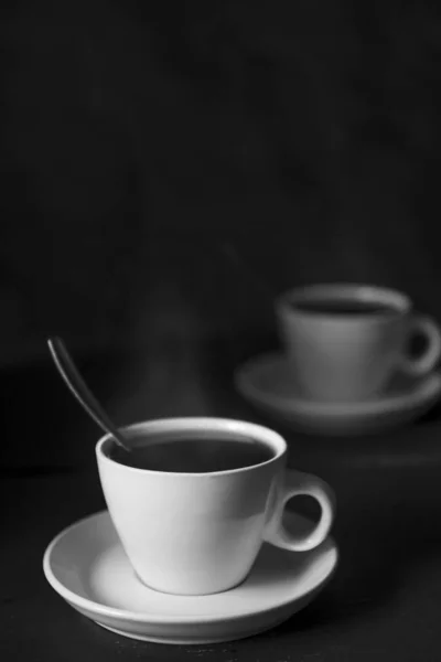 两杯浓缩咖啡 背景是黑色的 生活中仍有咖啡因饮料 阴郁而忧郁 还有大量的复印空间 — 图库照片