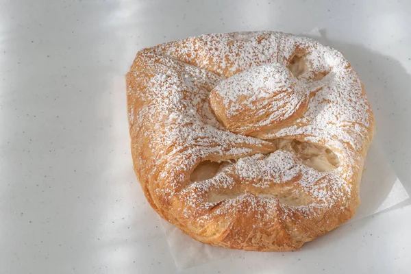 Pastelaria Austríaca Recheada Queijo Revestida Açúcar Sobre Fundo Branco Vista — Fotografia de Stock