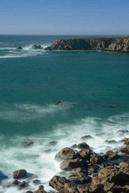 Okyanus Fort Ross, Sonoma County, ABD 'den Salt Point' e yakın, bulutsuz mavi bir gökyüzü günü, tipik Kaliforniya sahili.