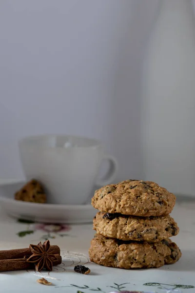 Chocolate Chip Oatmeal Cookies White Plate Wooden Background Decorated Spices — Foto de Stock