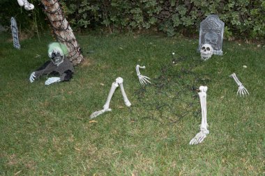 Kenar mahallelerin arka bahçesinde Cadılar Bayramı süslemeleri. Karnaval maskeli bir uzaylı, renkli turuncu renkli ışıklar ve miğfer taşı taşıyla süslenmiş. 