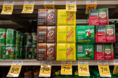 Davis, CA, ABD. 21 Eylül 2025. Süpermarketin rafında zencefilli gazoz, kök birası ve limonlu soda markalarını içeren alkolsüz içecekler sergileniyor..