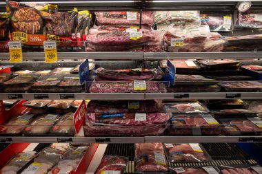 Davis, CA, ABD. 21 Eylül 2025. Bir marketin soğutulmuş bölümünde paketlenmiş çiğ et ürünleri sergilenmektedir..