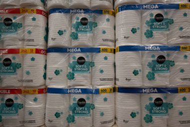 Davis, CA, ABD. 21 Eylül 2025. Süpermarketin rafına istiflenmiş tuvalet kağıdı ruloları..