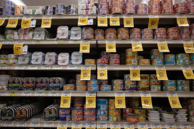 Davis, CA, ABD. 21 Eylül 2025. Bir süpermarket koridorunda sergilenen konserve evcil hayvan yiyeceği rafları.