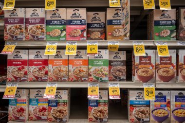 Davis, CA, ABD. 21 Eylül 2025. Bir süpermarket koridorunda sergilenen kahvaltı gevreği kutuları..