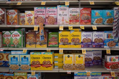 Davis, CA, ABD. 21 Eylül 2025. Marketin raflarında çeşitli kahvaltılık gevrek kutuları sergileniyor..