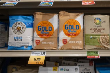 Davis, CA, ABD. 22 Ağustos 2025. Bir marketin rafında sergilenen altın madalyalı un ve diğer markalar..