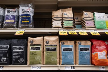 Davis, CA, 18 Ekim 2025. Donald Trump 'a karşı düzenlenen protesto sırasında göstericiler bir Amerikan bayrağı ve Kral Yok ve ICE işareti taşıyorlar