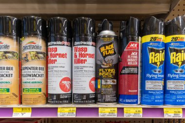 Davis, CA, ABD. 23 Ağustos 2025. Bir süpermarket rafında gösterilen çeşitli böcek ilacı kutuları ve böcek savarları.