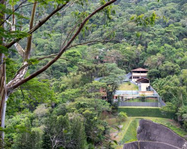 Petropolis, Rio de Janeiro 'daki Atlantik Ormanı' na bir yerleşim bölgesi girdiği görülüyor..