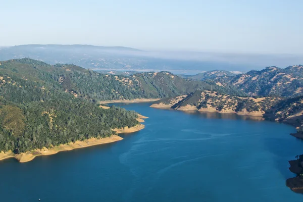 Blaues Wasser des Berryessa-Sees — Stockfoto