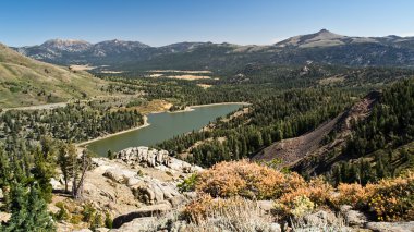 Carson Pass gölden kırmızı görünümünü