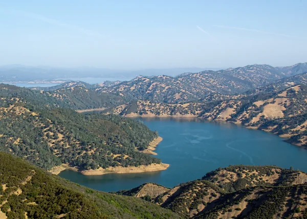 Blaues Wasser des Berryessa-Sees — Stockfoto