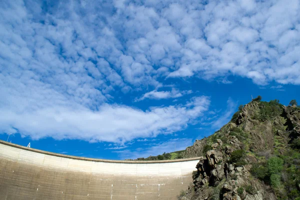 Barragem Berryessa no céu nublado — Fotografia de Stock