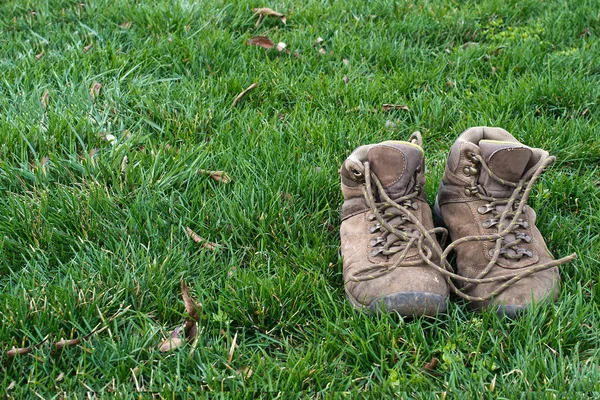 Zapatos de senderismo viejos —  Fotos de Stock