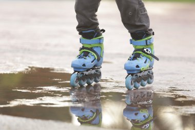 Bir paten patenci oynayan çocuk