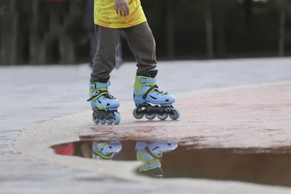 Kid playing a roller skater — Stock Photo, Image