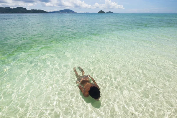 Menino mergulho em mar claro e bela praia de areia branca na ilha de Bornéu Malásia — Fotografia de Stock