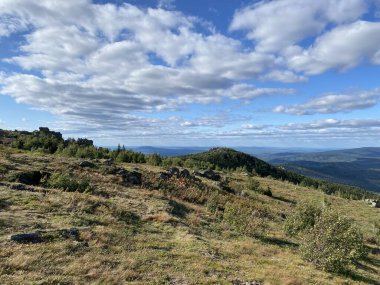 Far Taganay dağının tepesinden bak. Taganay Ulusal Parkı 'nın meteoroloji istasyonu Taganay Dağı. Zlatoust şehri. Chelyabinsk bölgesi. Güney Ural. Rusya