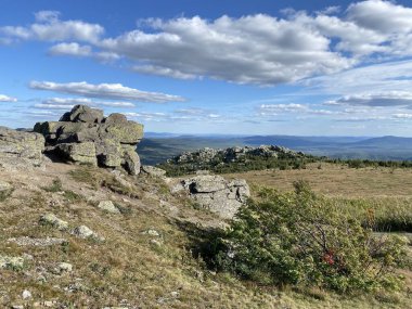 Far Taganay dağının tepesinden bak. Taganay Ulusal Parkı 'nın meteoroloji istasyonu Taganay Dağı. Zlatoust şehri. Chelyabinsk bölgesi. Güney Ural. Rusya