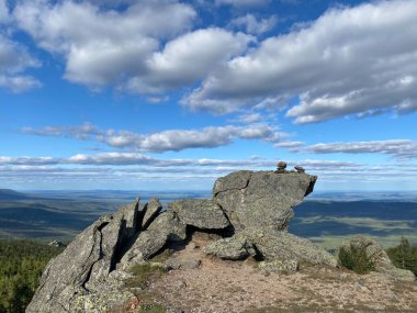 Taştan yapılmış küçük piramitler. Hava Durumu İstasyonu Taganay Dağı 'na bakın. Far Taganay dağının tepesinden bak. Taganay Ulusal Parkı. Zlatoust şehri. Chelyabinsk bölgesi. Güney Ural. Rusya