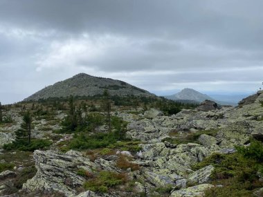 İmza plato. Yamacın kuzeyinden Kruglitsa Dağı 'nın manzarası. Taganay Ulusal Parkı. Zlatoust şehri. Chelyabinsk bölgesi. Güney Ural. Rusya