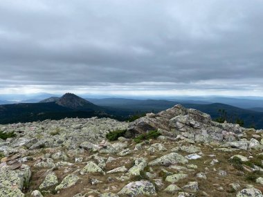 Kruglitsa dağı. Otkliknoy tepesi ve iki başlı tepenin manzarası. Otograf Platosu ve çevresindeki dağlarda etkileyici bir manzara. Taganay Ulusal Parkı. Zlatoust şehri. Chelyabinsk bölgesi. Güney Ural. Rusya