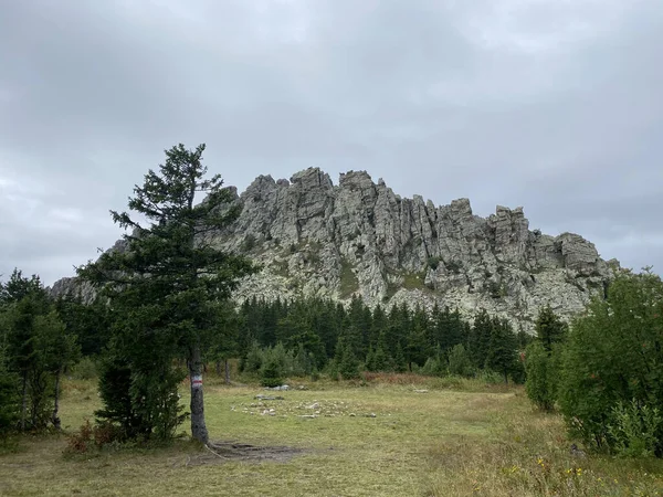 May Meadow Vagyok Kilátás Otkliknoy Gerincre Kéz Kövekből Spirált Csinált — Stock Fotó