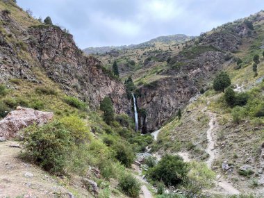 Yamacın kuzey tarafındaki Kegety Geçidi 'nden iniyoruz. Kegety Şelalesi. Tien Shan Dağları. Chui bölgesi. Kırgızistan.