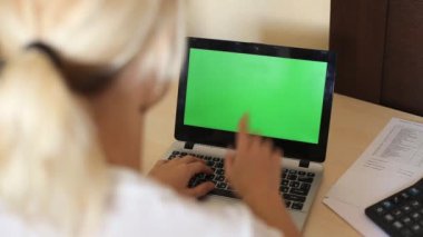 Omuz atış üstünde a laptop ile a anahtar-Yeşil perde yazarak bir kadının üzerinde.