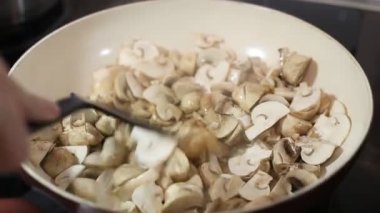 Adam mutfak aşçılar mantarlar içerisindekiler