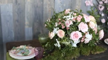 Düğün için güzel düğün süslemeleri. Masanın üzerine güzel çiçekler.