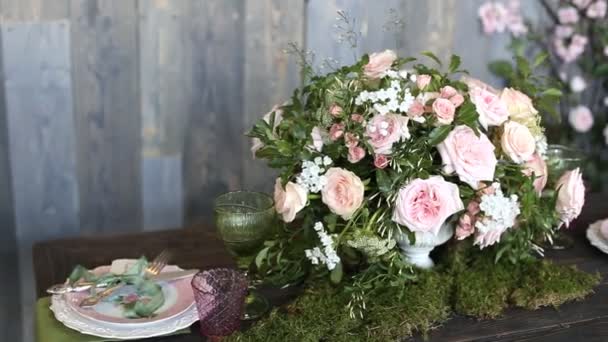 Prachtige bruiloft decoraties voor bruiloft. Mooie bloemen liggen op tafel. — Stockvideo