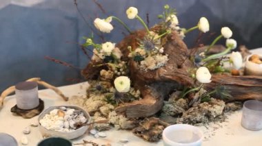 Düğün için güzel düğün süslemeleri. Masanın üzerine güzel çiçekler.