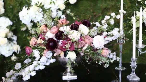 Schöne Hochzeitsdekorationen zur Hochzeit. schöne Blumen liegen auf dem Tisch. — Stockvideo
