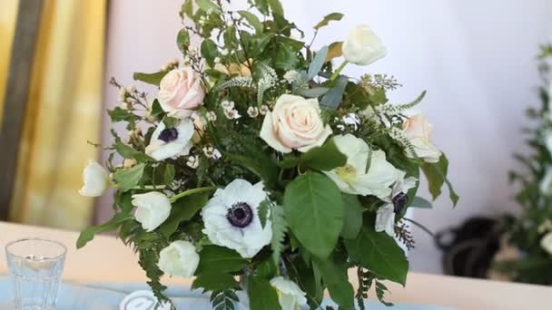 Belles décorations de mariage au mariage. De belles fleurs sont sur la table .