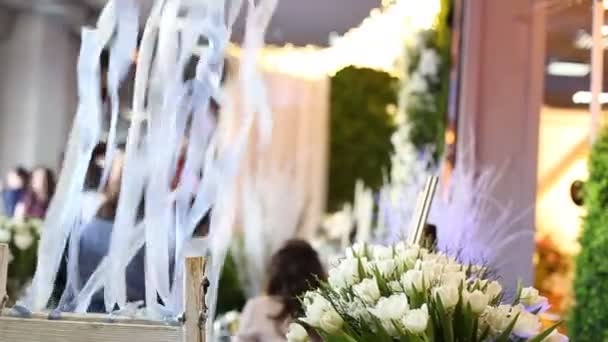 Belles décorations de mariage au mariage. De belles fleurs sont sur la table . — Video