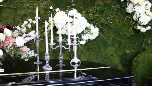 Hermosas decoraciones de boda a la boda. Hermosas flores están sobre la mesa . — Vídeos de Stock