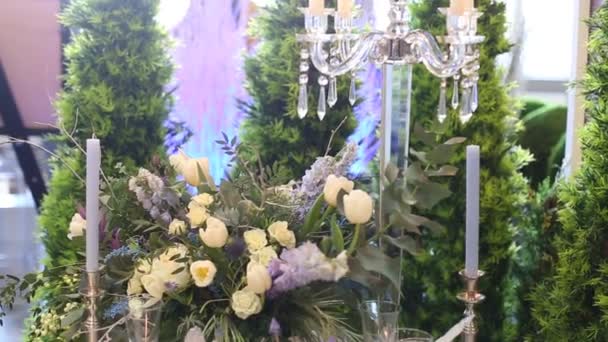 Όμορφη γαμήλια διακόσμηση σε γάμο. Όμορφα λουλούδια που είναι στο τραπέζι. — Αρχείο Βίντεο