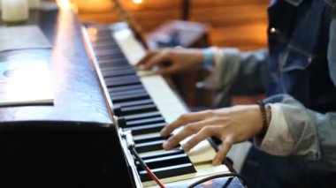 elinde bir piyano yakın çekim.