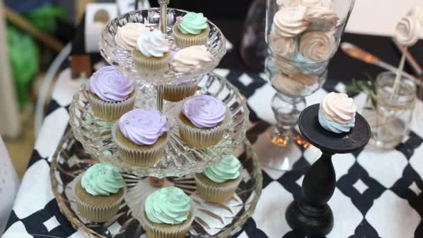 Cupcakes com etiquetas de aniversário feliz . — Vídeo de Stock